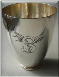 Monogramme sur un gobelet en argent.